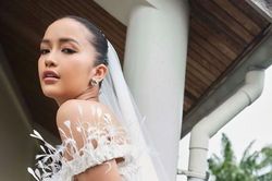 NTK Lê Thanh Hòa kết hợp cùng Hoa hậu Ngọc Châu trong BST váy cưới