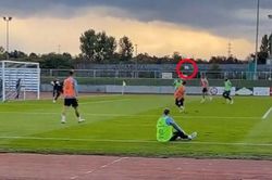 Cú sút bóng tệ hại 'không tưởng' của sao đắt giá Liverpool