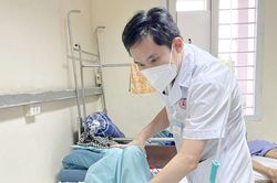 Bé trai lớp 6 bị thanh sắt xuyên hậu môn, thủng trực tràng vì trò đùa của bạn lúc học