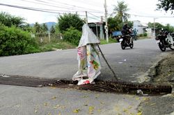 Cần sửa chữa nắp mương thoát nước