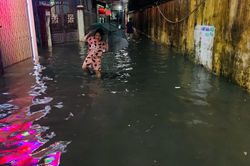 Quy Nhơn: Mưa lớn, người dân lội bì bõm giữa biển nước