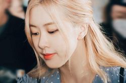 4 kiểu tóc đẹp tự nhiên khi diện váy mùa thu