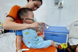 Bệnh nhi nhập viện tăng, nhiều bệnh viện Hà Nội quá tải