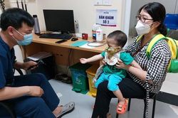 Giao mùa, trẻ nhập viện tăng đột biến