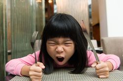 Nhà hàng thu phụ phí cấm trẻ em gào khóc