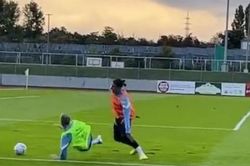 Xem pha dứt điểm tệ... không tưởng khiến Darwin Nunez bị ví như 'Andy Carroll mới'