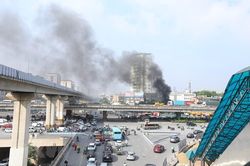Cháy ở ngã tư phố Khuất Duy Tiến, Hà Nội