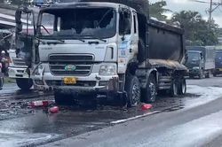 Xe tải bốc cháy dữ dội, quốc lộ 51 ùn tắc