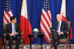 Mỹ và Philippines nhấn mạnh ủng hộ tự do hàng hải và hàng không ở Biển Đông