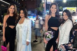 Đương kim Miss Universe đọ sắc cùng đàn chị: Nhan sắc ra sao mà bị nhận xét là hai 'mẹ con'?