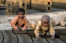 Muốn biết cảnh ngộ trẻ em Afghanistan, hãy tới các lò gạch
