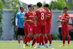 Bóng đá Việt Nam hôm nay: HLV Park Hang Seo trở lại. Trọng Hoàng báo tin vui