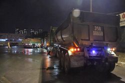 Kiểm tra loạt xe quá tải ở Hà Nội, tài xế dừng xe lập tức gọi điện giải cứu