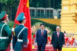 Hình ảnh 4 lần 'người bạn lớn' Abe Shinzo thăm Việt Nam