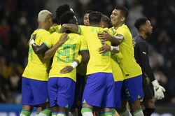 Sao Tottenham tỏa sáng trong chiến thắng đậm của Brazil