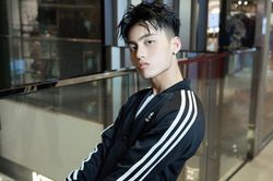 Chiều cao thật sự của Mono bị 'bại lộ' qua ống kính của team qua đường?