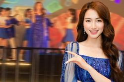Hòa Minzy xử lý 'cao tay' khi đang hát thì bất ngờ bị tắt nhạc, dân mạng ngán ngẩm cách làm việc của ekip
