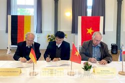 Ký kết Ý định thư về việc thiết lập quan hệ hợp tác giữa huyện Na Hang và vùng Lohmen (Liên bang Đức)