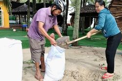 Quảng Nam: Người dân TP Hội An chằng chống nhà cửa phòng chống bão số 4