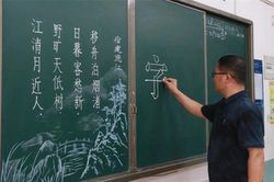 Thầy giáo Trung Quốc được gọi là 'máy in sống' vì viết chữ quá đẹp