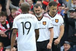 Roy Keane bị CĐV la ó khi các huyền thoại MU thua huyền thoại Liverpool