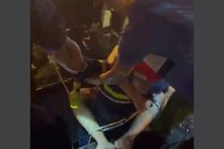 Giải cứu người đàn ông rớt hố ga giữa khuya