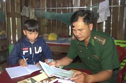 Cả nhà dắt nhau đi học chữ