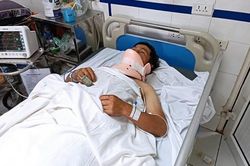 Trao 30 triệu đồng đến ông Lý Pàng Mang bị tai nạn lao động