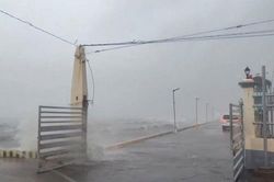 Siêu bão Noru mạnh lên, người Philippines vội vã sơ tán