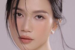 Sĩ Thanh đẹp quyến rũ trên phim trường