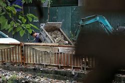 Hà Nội: Đoàn xe đổ 'trộm' rác thải xây dựng, dân kêu cứu