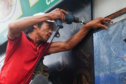 Đà Nẵng bắt đầu mưa, dân đổ xô mua vật liệu gia cố nhà trước bão Noru