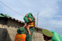 Thừa Thiên - Huế: Bộ đội, công an giúp dân phòng tránh bão số 4