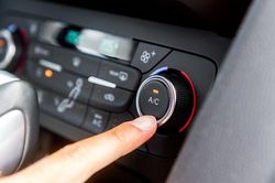 Có cần tắt điều hòa và hệ thống giải trí trước khi tắt máy ôtô?