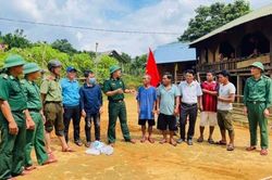 Bộ đội biên phòng Hướng Lập, Quảng Trị hỗ trợ người dân ứng phó với bão Noru