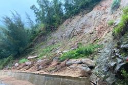 Tuyến đường ven biển Hà Tĩnh bị sạt lở, di dời 13 hộ dân