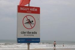 Biển động sóng to, nhiều người ở Đà Nẵng vẫn liều mình tắm biển