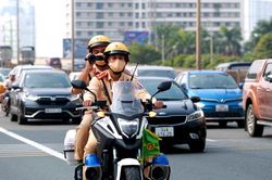 CSGT Hà Nội ghi hình xử phạt các phương tiện đi vào làn khẩn cấp