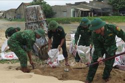 Bộ đội biên phòng Phú Yên giúp người dân gia cố nhà cửa