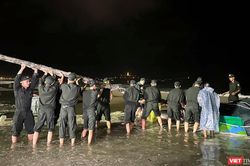 Đà Nẵng: Công an trắng đêm giúp dân chống bão Noru