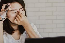 Nhận diện cơn đau đầu khi đọc sách, dùng máy tính