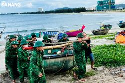 Tích cực hỗ trợ nhân dân chằng chống nhà cửa và đưa ngư cụ, thuyền thúng đến nơi an toàn