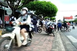 Chưa đủ tuổi vẫn lái xe, học sinh mang xe gởi ngoài cổng trường