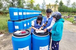 Chính trị - Xã hội Chính trị - Xã hội Tặng thùng nhựa bảo quản thực phẩm trước thiên tai cho hộ nghèo