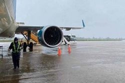 Đóng cửa 5 sân bay, hủy chuyến hàng loạt vì bão Noru