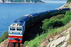 Tạm dừng chạy tàu khách Thống Nhất để tránh bão Noru