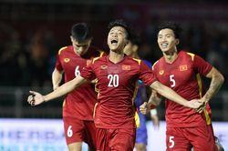 Phan Văn Đức bắt vô-lê nhanh như cắt mở tỉ số cho ĐT Việt Nam