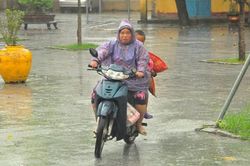 Thừa Thiên - Huế: Người dân khăn gói, đội mưa rời nhà đến nơi tránh, trú bão