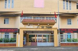 Phụ huynh bức xúc vì phải đóng tiền theo gợi ý của hiệu trưởng