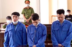 Ba người lĩnh án 18 năm tù vì tổ chức xuất cảnh trái phép
